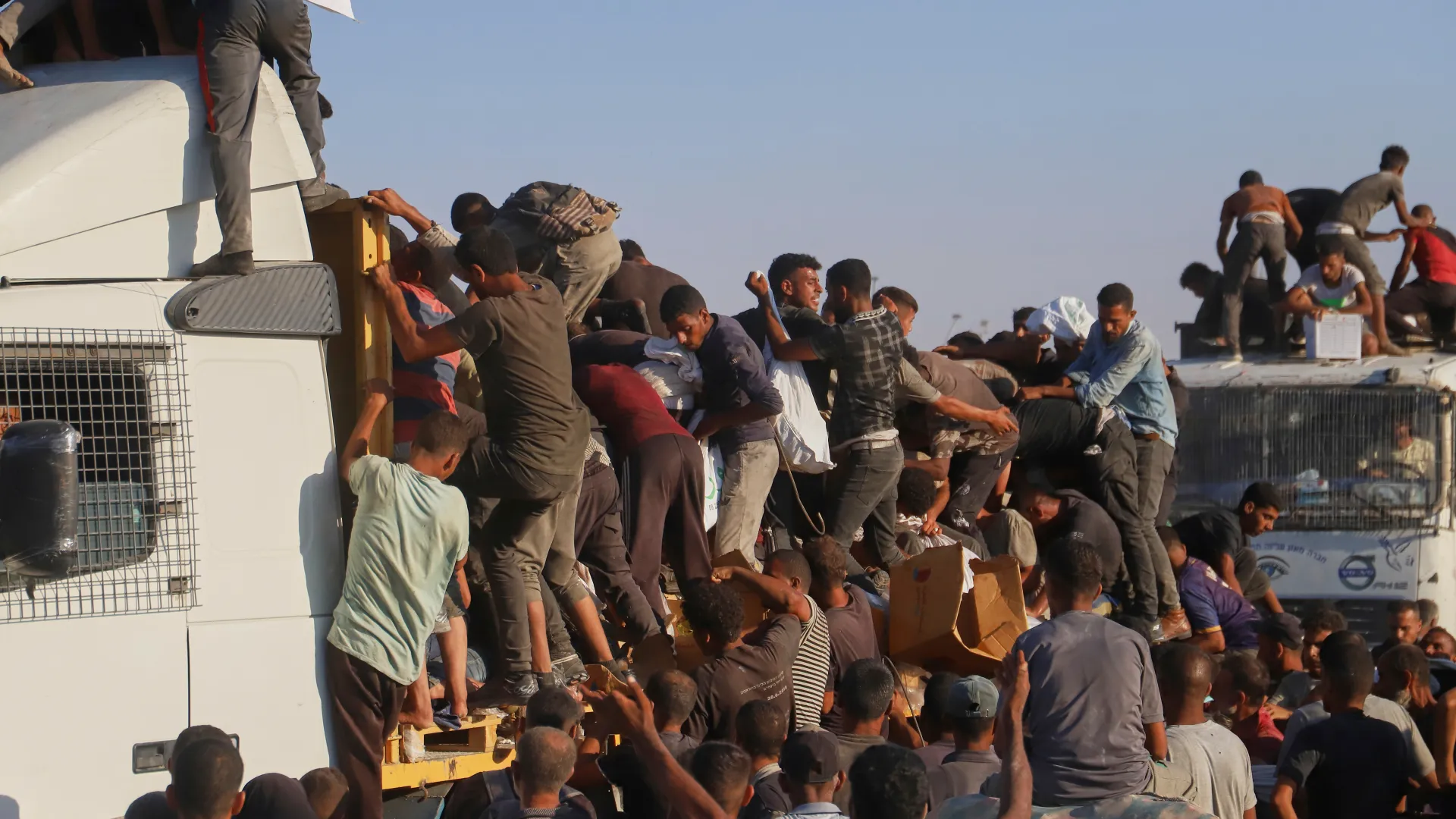 20 شهيدا جراء انقلاب شاحنة مساعدات في غزة