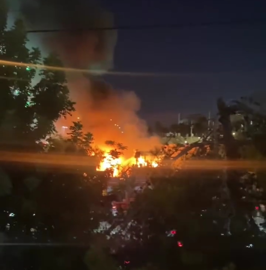 حريق في منزل بشارع الملك عبدالله يغلق طريق المدينة الطبية - فيديو