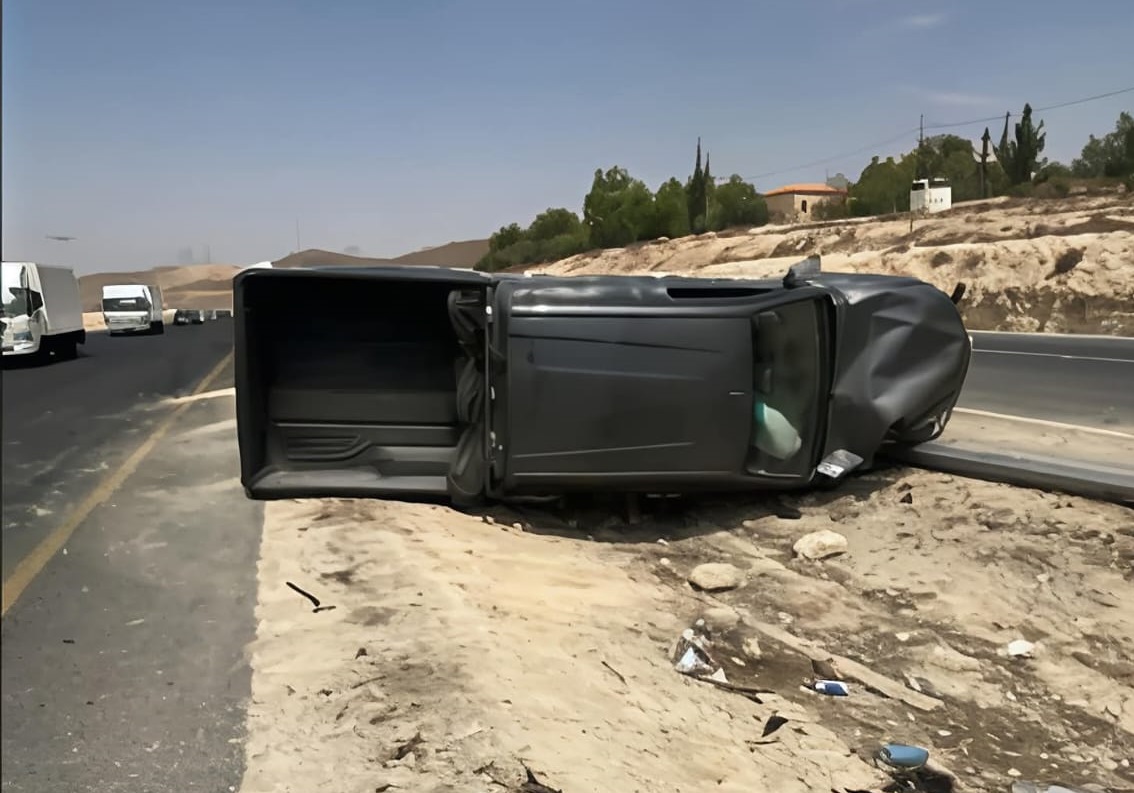 انقلاب مركبة في حادث تصادم على الطريق الصحراوي - صور
