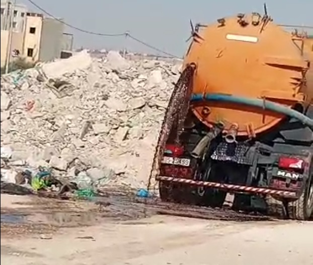 سائق يفرغ صهريج نضح قرب سوق الجمعة بمادبا (فيديو)