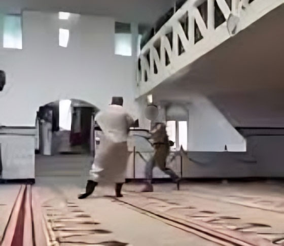 شجار دموي بين مسنّين بمسجد في "النصر" بسبب خلاف على "مقعد الصف الأول"