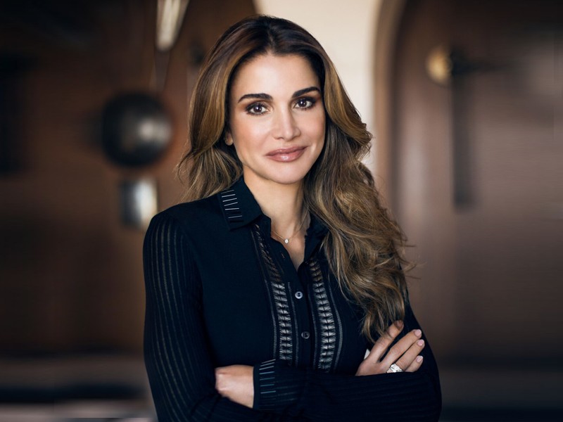 الملكة رانيا تلتقي فريق عمل أسبوع عمان للتصميم