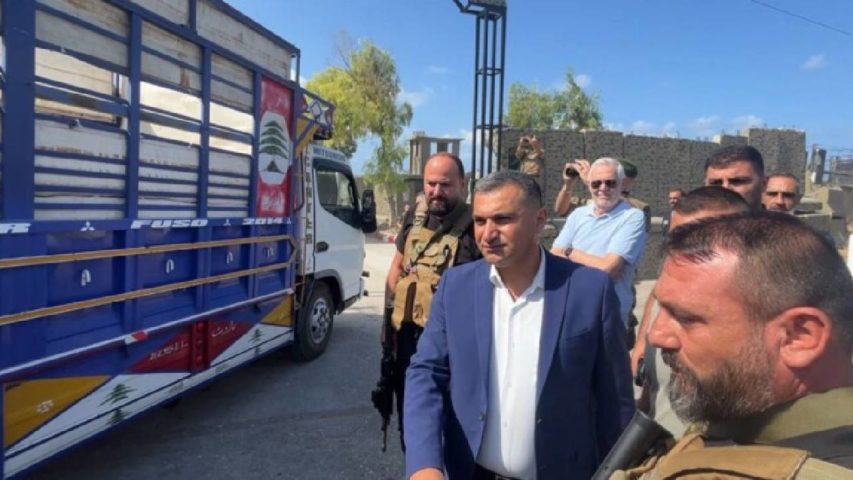 بينها صواريخ غراد.. الجيش اللبناني يتسلّم شحنات أسلحة من حركة "فتح" داخل مخيمات فلسطينية (فيديو)