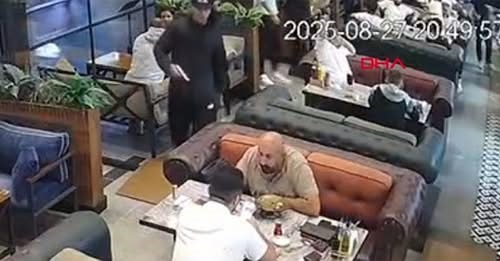 مشهد صادم .. اغتيال رئيس ناد تركي بطلق ناري في رأسه داخل مقهى باسطنبول (فيديو)