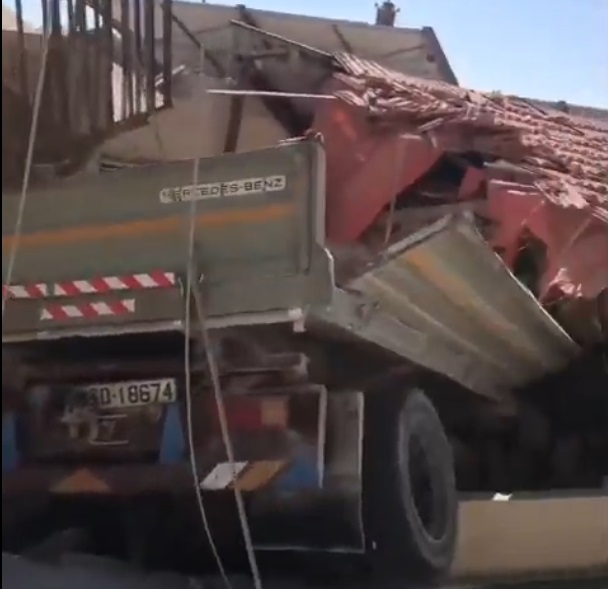 قلاب يصطدم بمسجد في الزرقاء ويتسبب بأضرار جسيمة (فيديو)