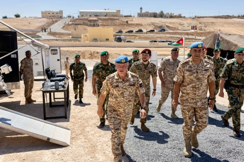 الملك وولي العهد يزوران مديرية سلاح الهندسة الملكي (صور)