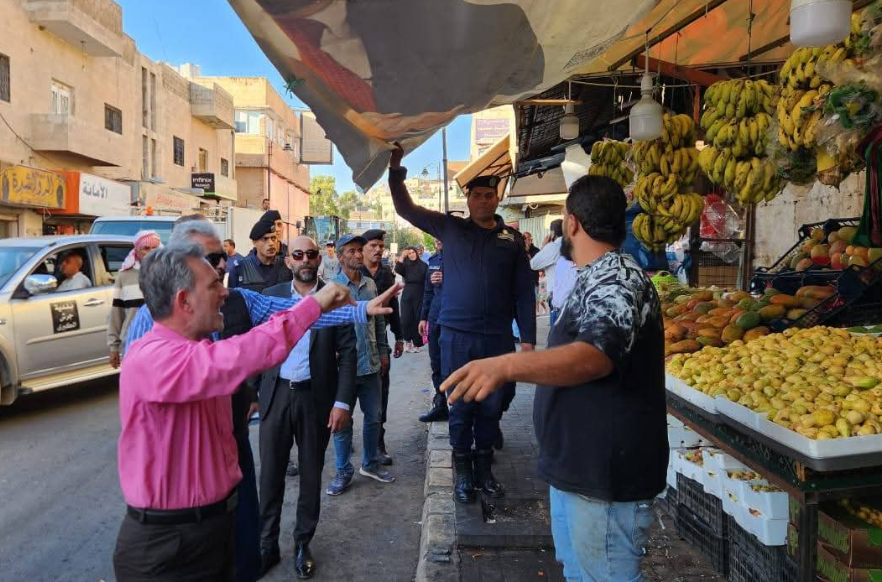 حملة لإزالة التعديات وتنظيم الوسط التجاري في جرش