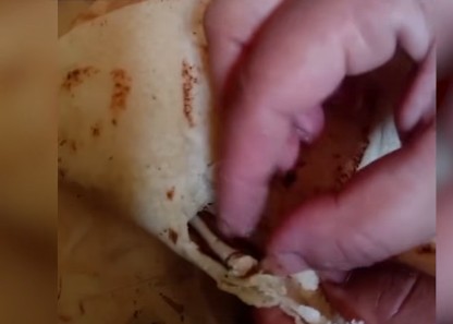 مواطن يعثر على أعقاب سجائر وتبغ داخل الخبز في صويلح