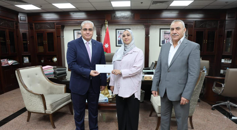 وزير الصحة يكرّم موظفة الخدمات في مستشفيات البشير تقديراً لأمانتها