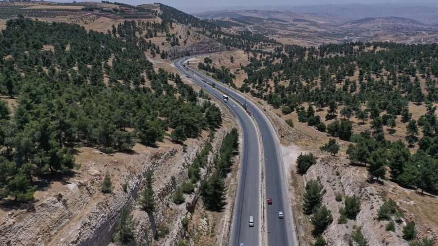 الدوريات الخارجية: إغلاق مؤقت لطريق جرش–عمان لتركيب جسر مشاة