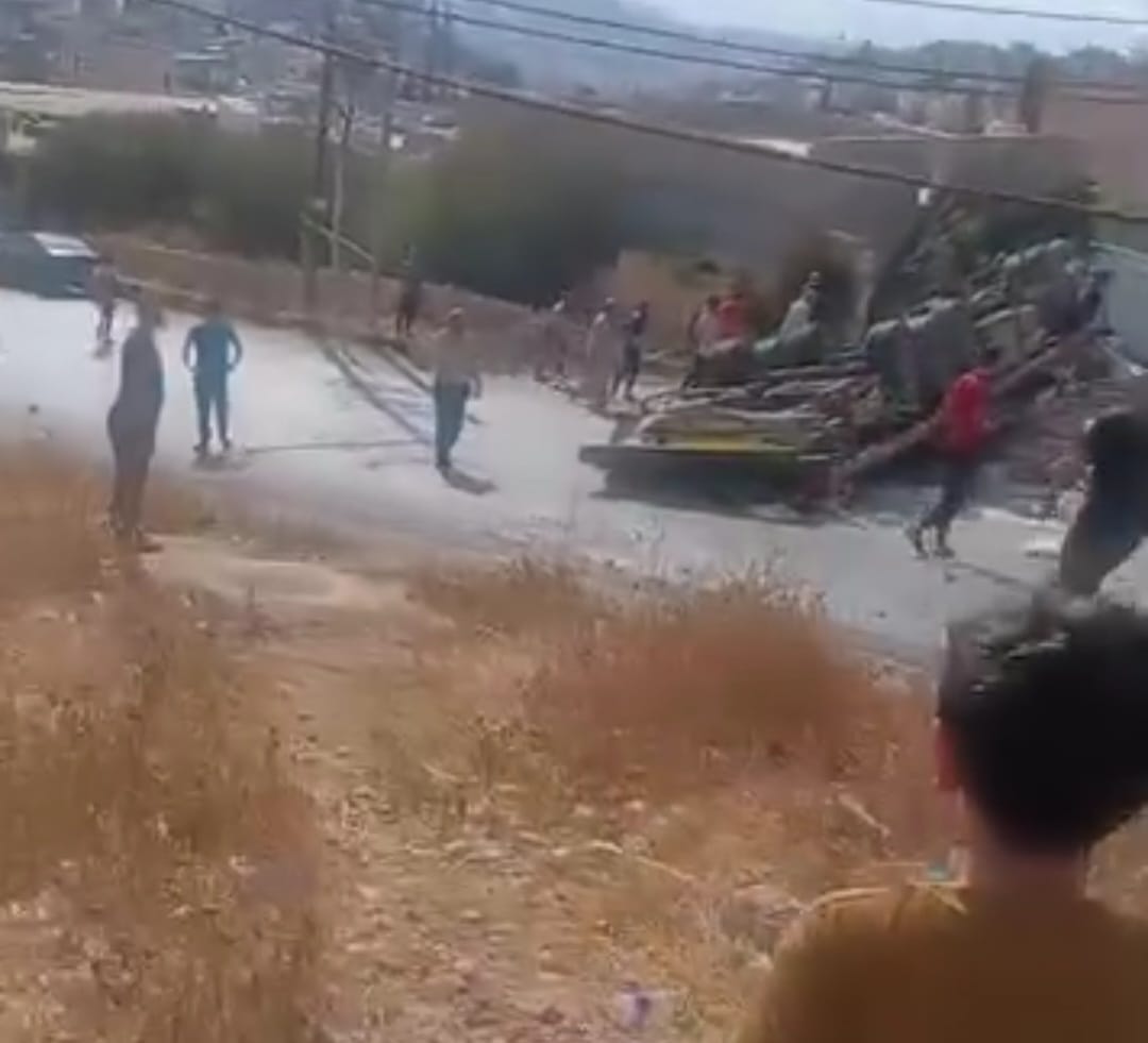 إصابة مواطن بانقلاب "تريلا" في لواء الكورة (فيديو)