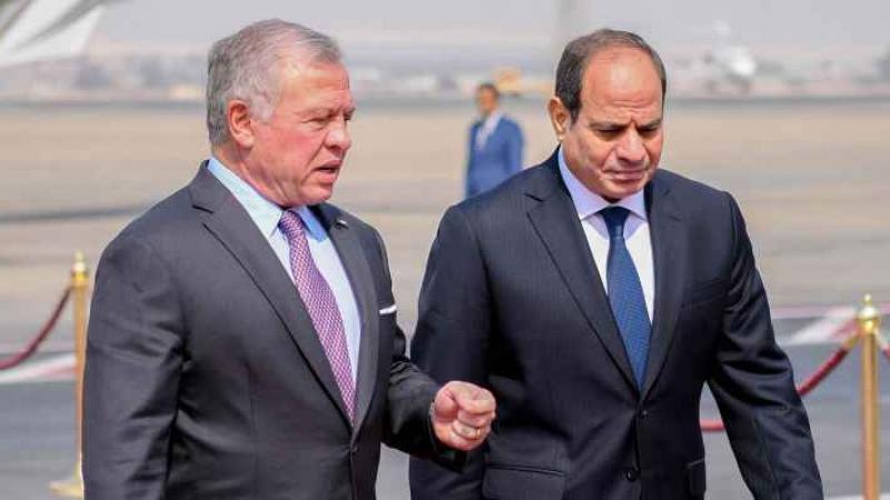 الملك والرئيس المصري يؤكدان ضرورة احترام سيادة الدول العربية