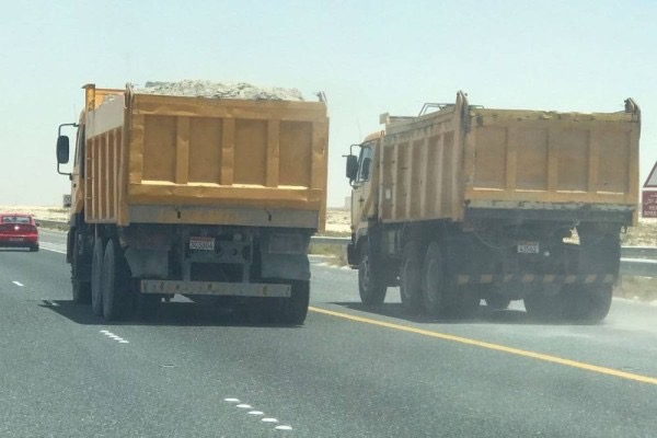 السير لـ "الحقيقة الدولية": 88 حادثاً منذ بداية 2025 بفعل الرمال والحصى المتطاير من مركبات الشحن