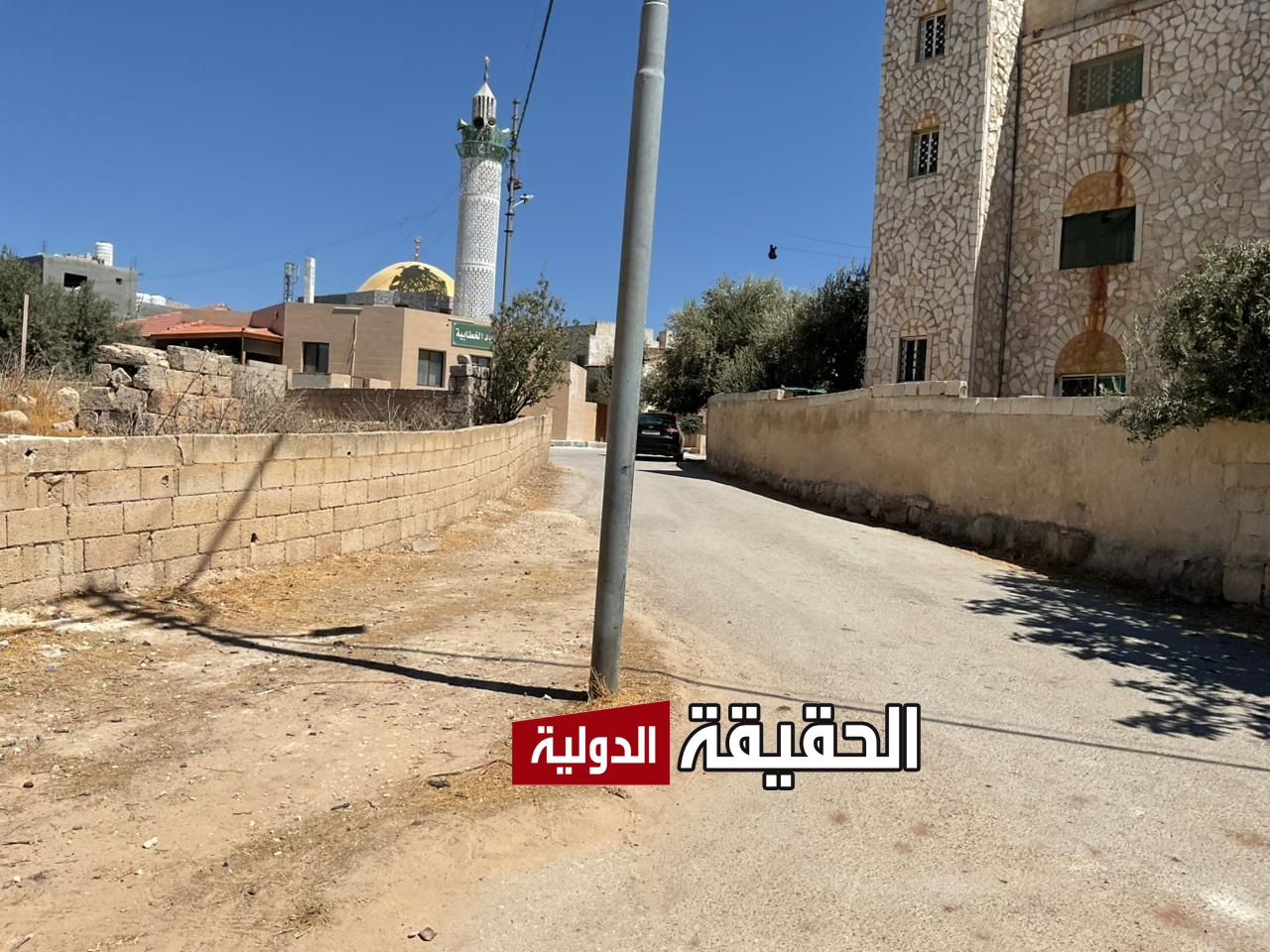 مادبا.. عامود كهرباء وسط الشارع يهدد حياة المواطنين قرب مسجد الخطابية (صور)