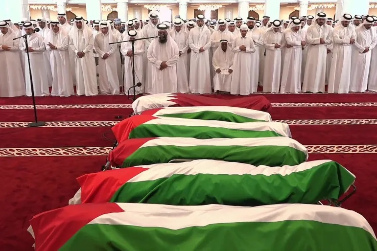بمشاركة أمير قطر.. الدوحة تشيّع شهداء العدوان الإسرائيلي