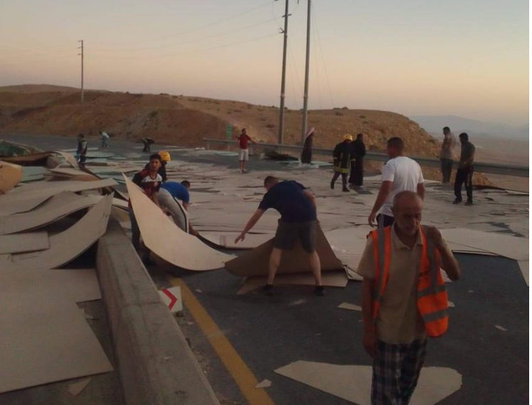 تدهور مركبة وسقوط حمولتها على طريق رأس النقب