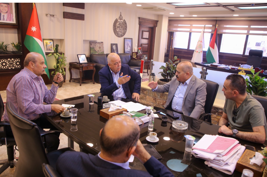 محافظ اربد يطالب بحلول عاجلة لأزمة ميدان الثقافة