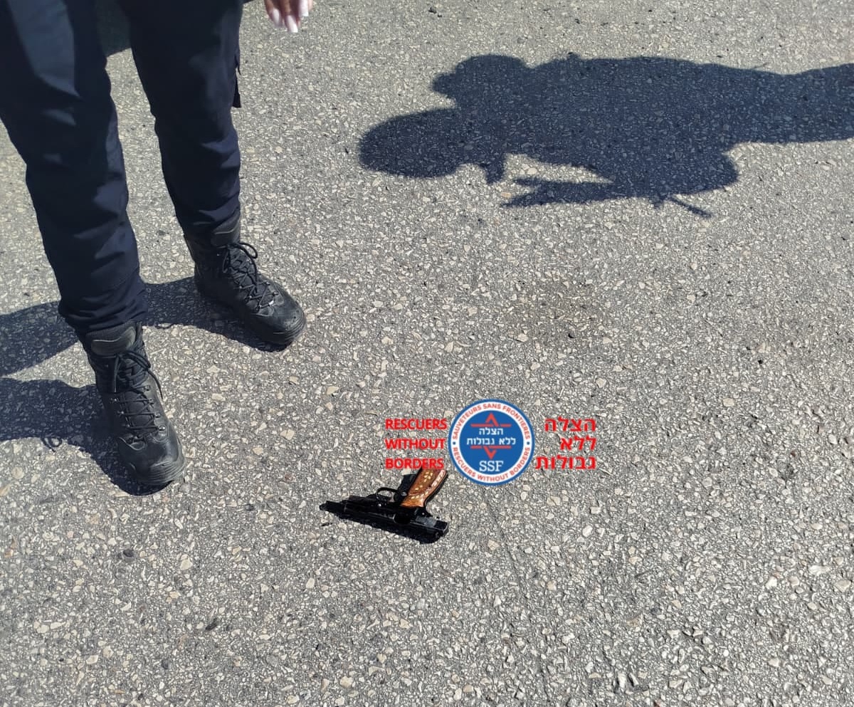 مسدس وسكين مضرّجة بالدماء.. صور وفيديوهات تكشف تفاصيل حادثة إطلاق النار في معبر الكرامة