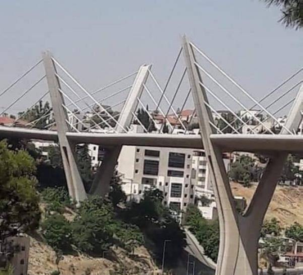 شاهد بالفيديو - فتاة تلقي بنفسها من فوق جسر عبدون 