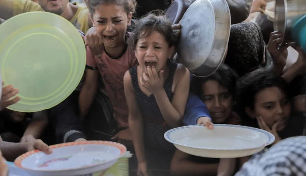 الأونروا: الناس يسقطون مغشيا عليهم في غزة من شدة الجوع