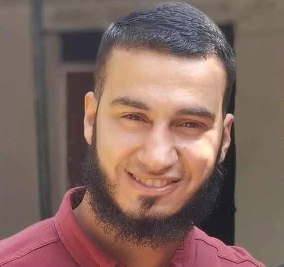 المسك يعبق أرجاء مستشفى الأقصى.. مشهد مهيب للشهيد المبتسم طارق دلول في دير البلح ( فيديو)