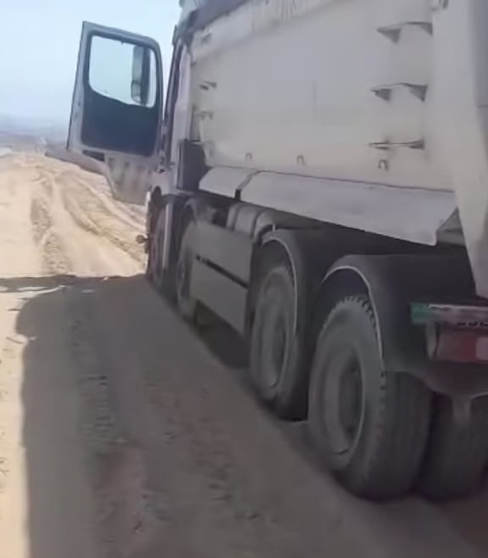 نجاة سائق شاحنة من حادث محقق على طريق البحر الميت بفضل المهرب الرملي - فيديو
