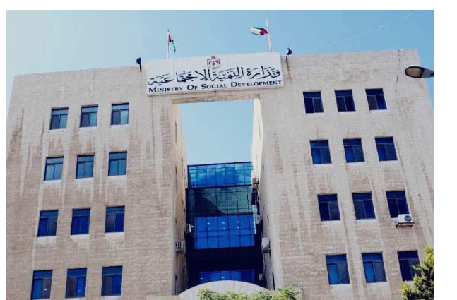 وزارة التنمية الاجتماعية تتسلم درعاً تكريمياً تقديراً لجهودها المتميزة في تنفيذ دراسة تقييم الأثر