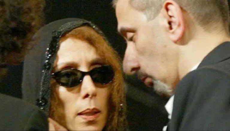 فيروز تنهار بعد وفاة نجلها زياد الرحباني.. وفريق طبي بمنزلها في بيروت