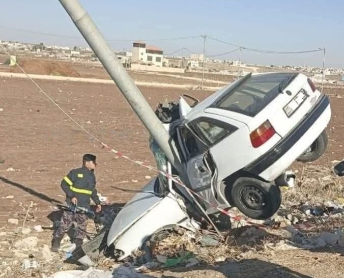 إصابة خطيرة بحادث اصطدام مركبة بعمود كهرباء على طريق حكما – إربد