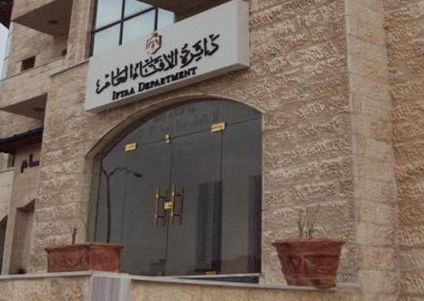 دائرة الإفتاء تجيز إعطاء الزكاة للموظفين ممن لا تكفيهم رواتبهم