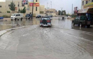 الزعبي : المياه التي تغلق شوارع الزرقاء سببها مياه الأمطار وليس الصرف الصحي
