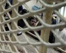 اقتحام زنازين أسرى فلسطينيين في سجون الاحتلال والاعتداء عليهم