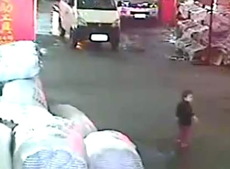 فيديو يصدم المجتمع الصيني.. سيارة تدهس طفلة في الثانية والمارة يتجاهلونها
