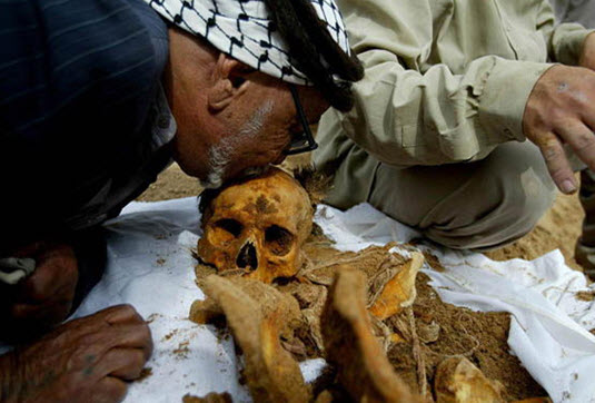 فلسطيني يقبل جمجمة ابنه التي احتجز جثته العدو الصهيوني 35 سنة