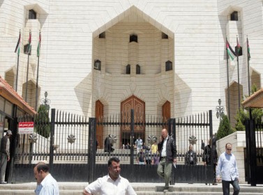 موظفو "قصر عدل إربد" يواصلون إضرابهم