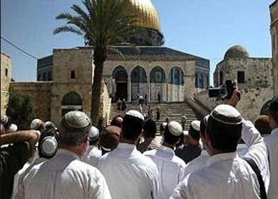 قوات الاحتلال تقتحم مسجد قبة الصخرة وتعتقل أحد حراس الأقصى