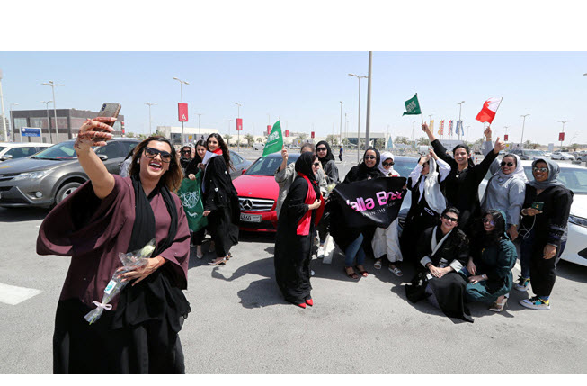 ضجة في السعودية بعد رقص فتيات في شوارع الرياض