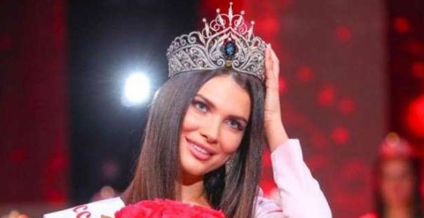 صورة تفضح ملكة جمال روسية وتجردها من اللقب