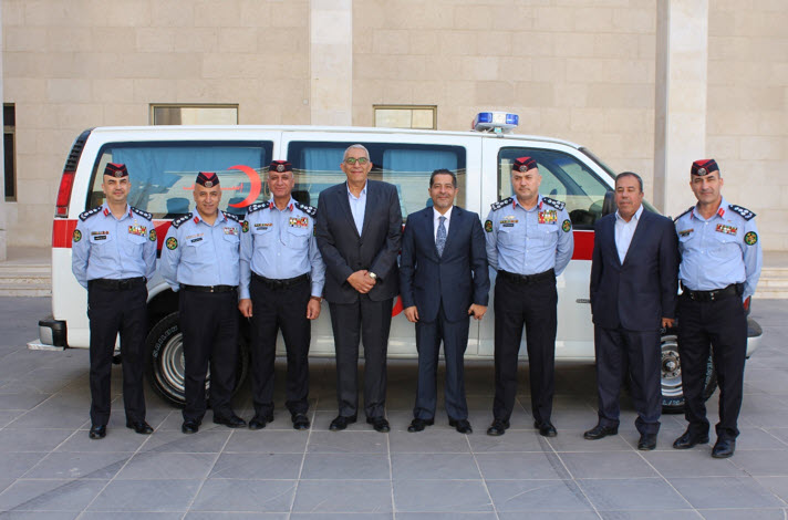 مديرية الأمن العام تتسلم سيارتي اسعاف كهدية مقدمة من المركز العربي الطبي