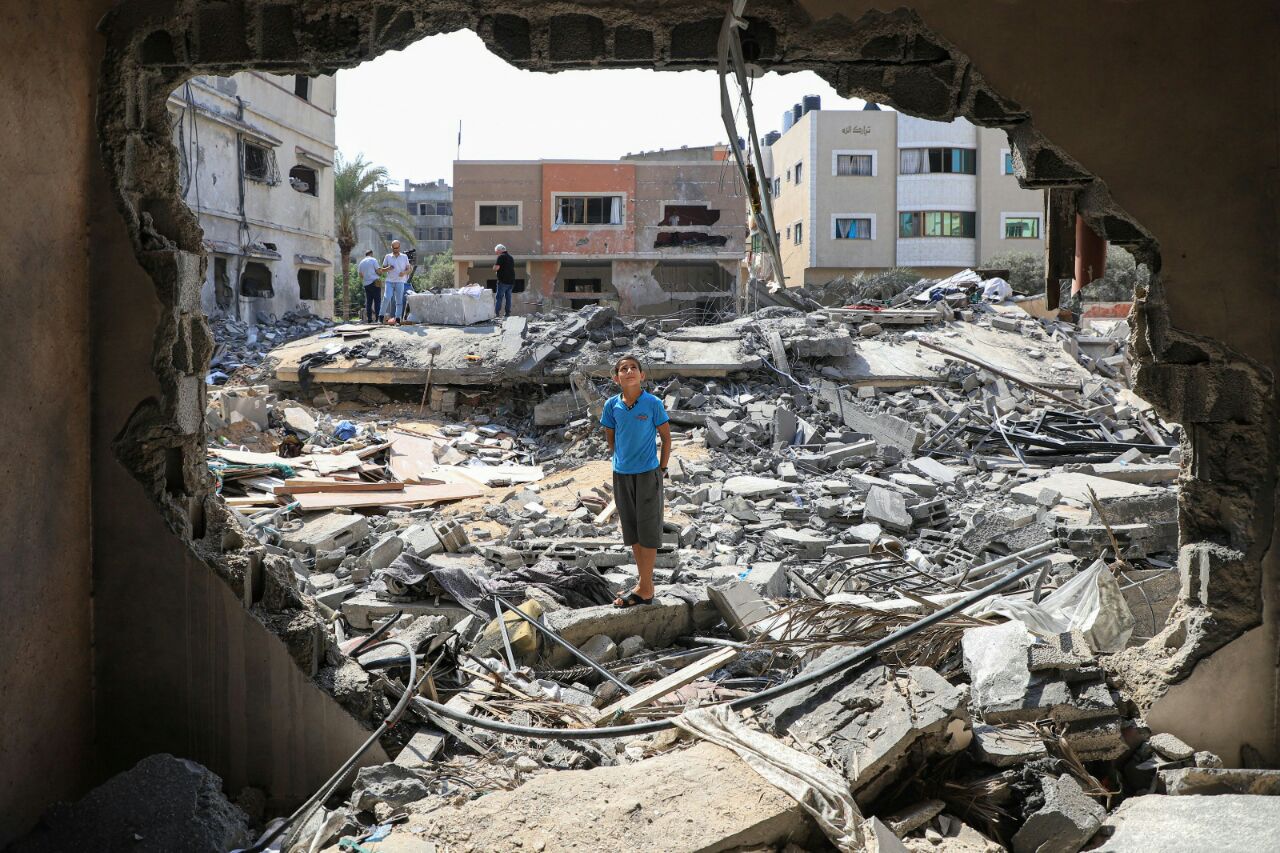 أطفال غزة من فوق ركام بيوتهم