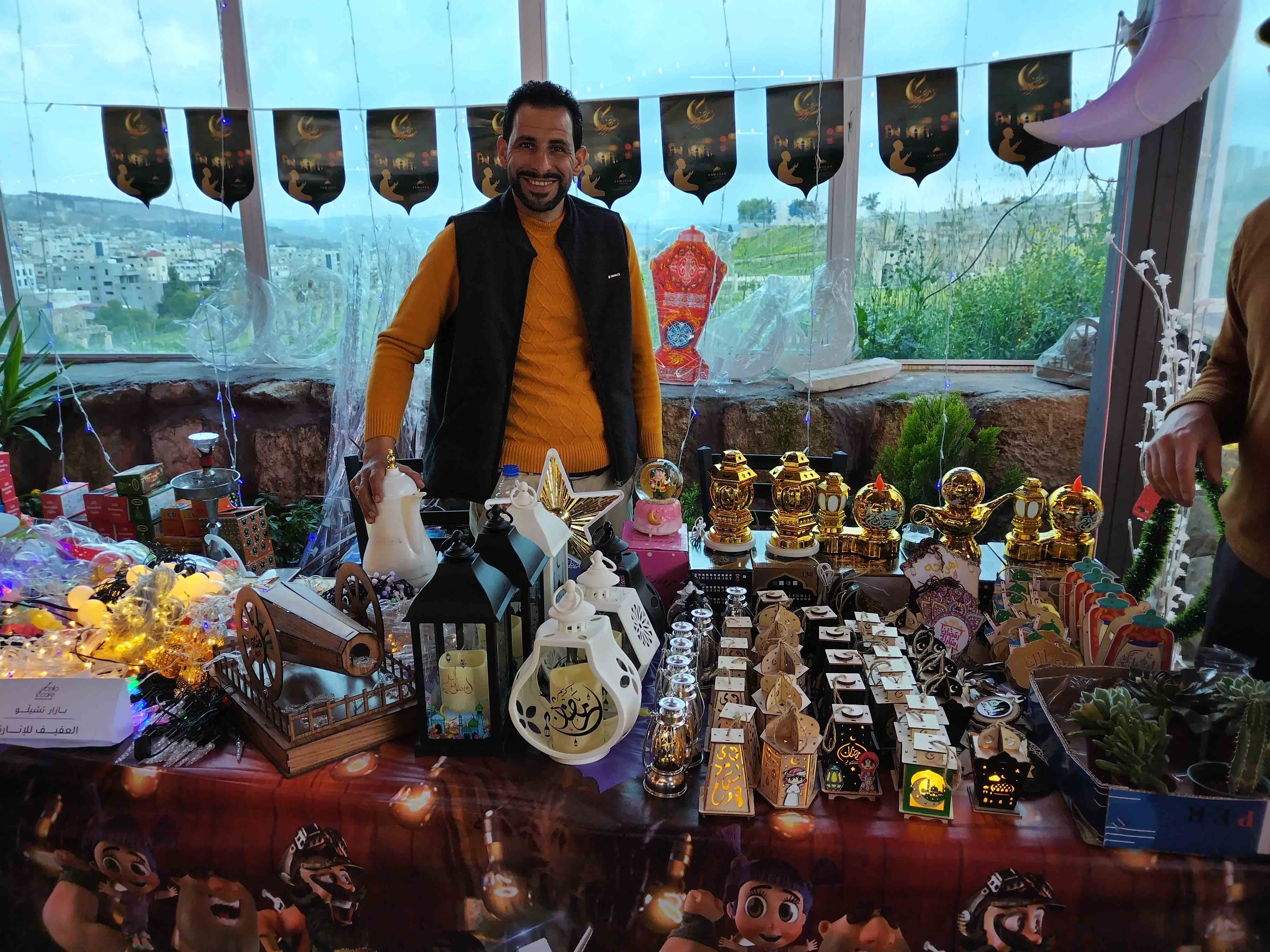مدير مهرجان جرش يفتتح بازار خيري