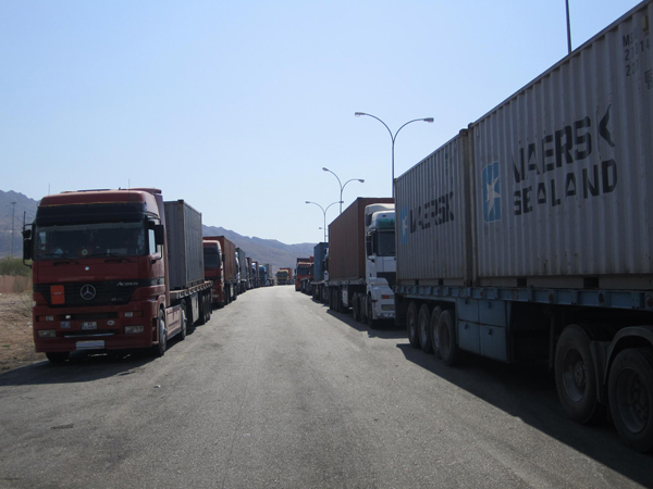 شاحنات اردنية عالقة تبدأ بمغادرة الحدود السعودية