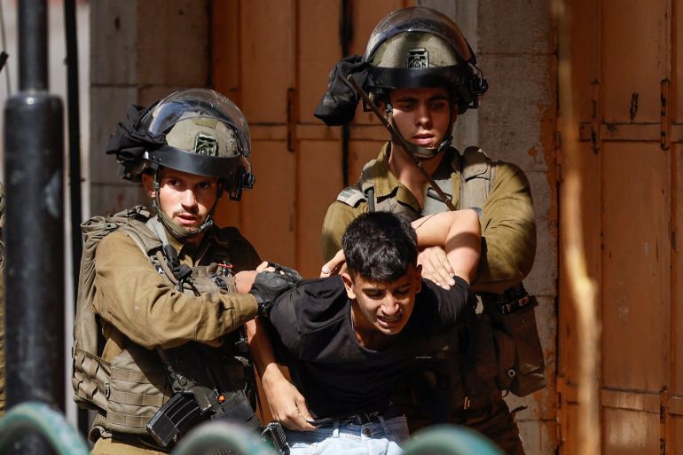 قوات الاحتلال تعتقل (12) فلسطينيا من الضفة وارتفاع عدد المعتقلين إلى (8825) معتقلا