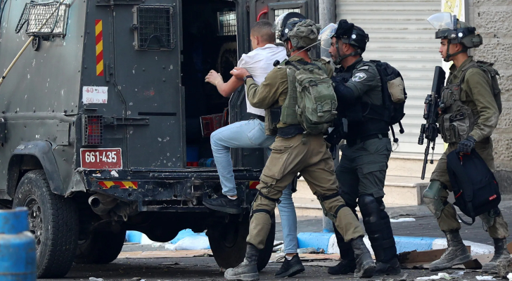 قوات الاحتلال تعتقل (15) فلسطينيا من الضفة بينهم أسرى سابقين