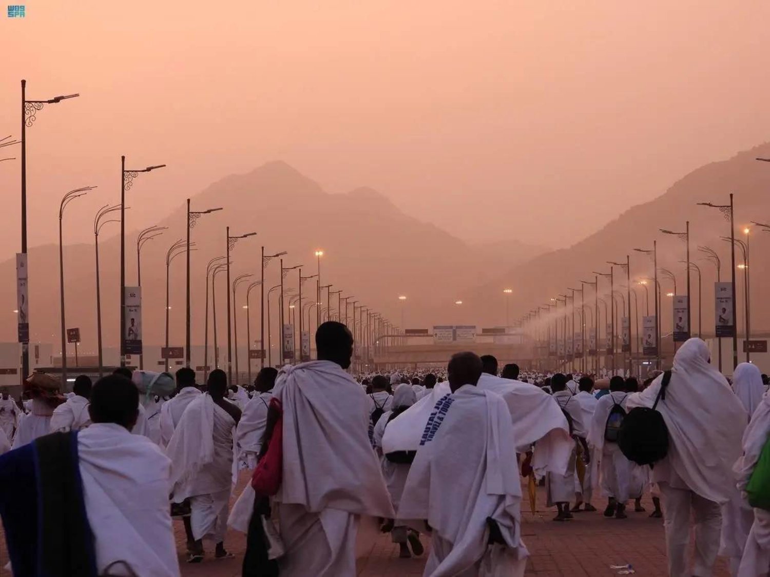 حجاج بيت الله الحرام ينفرون إلى مزدلفة بعد وقوفهم على صعيد عرفات