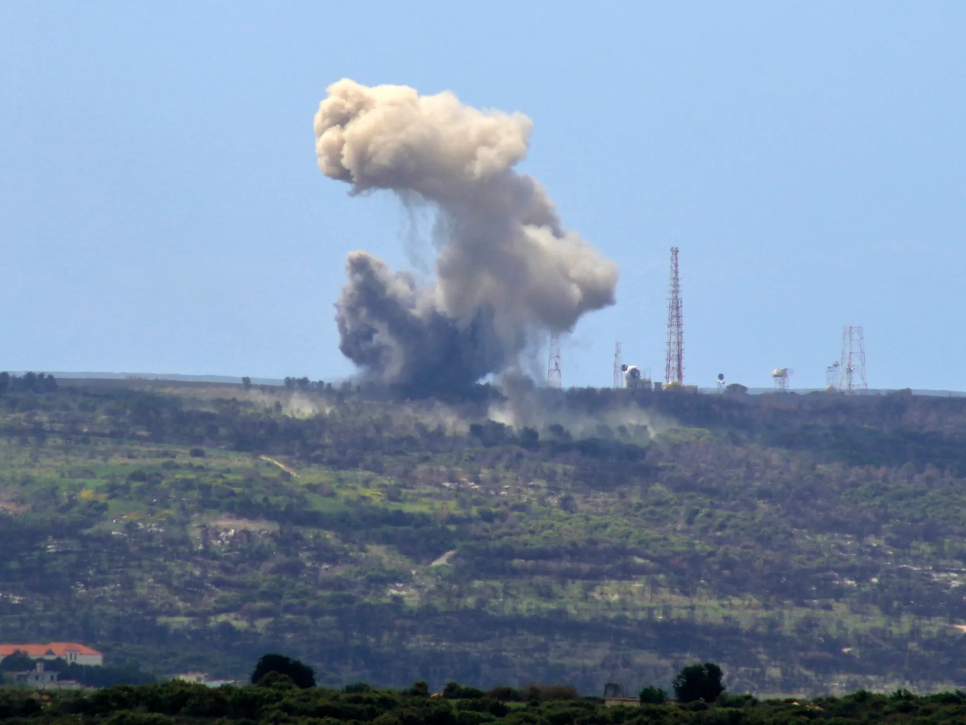 إطلاق رشقة صاروخية كبيرة من جنوب لبنان باتجاه الجليل