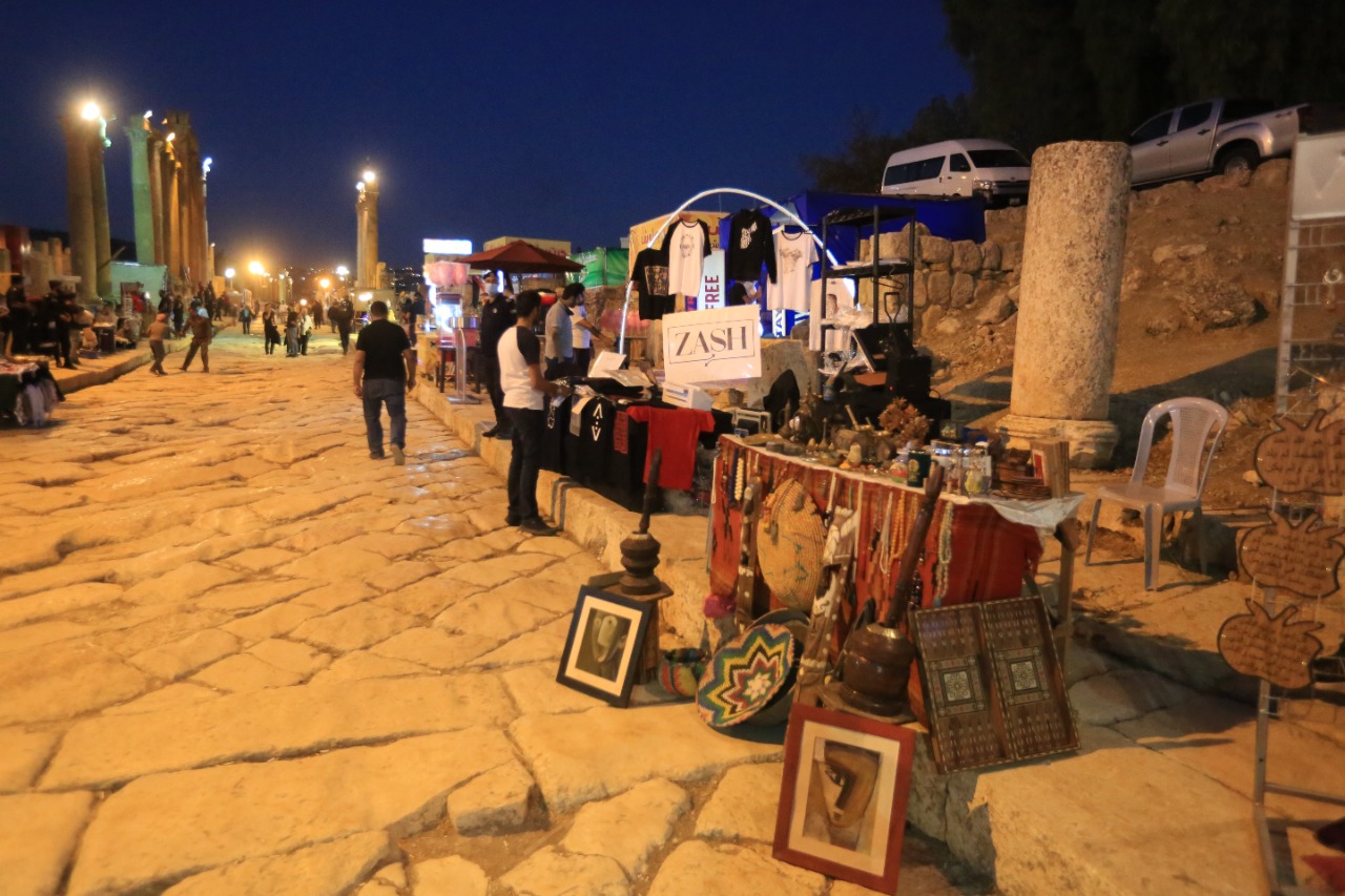 منتجات جرشية تروج في ساحة مهرجان جرش