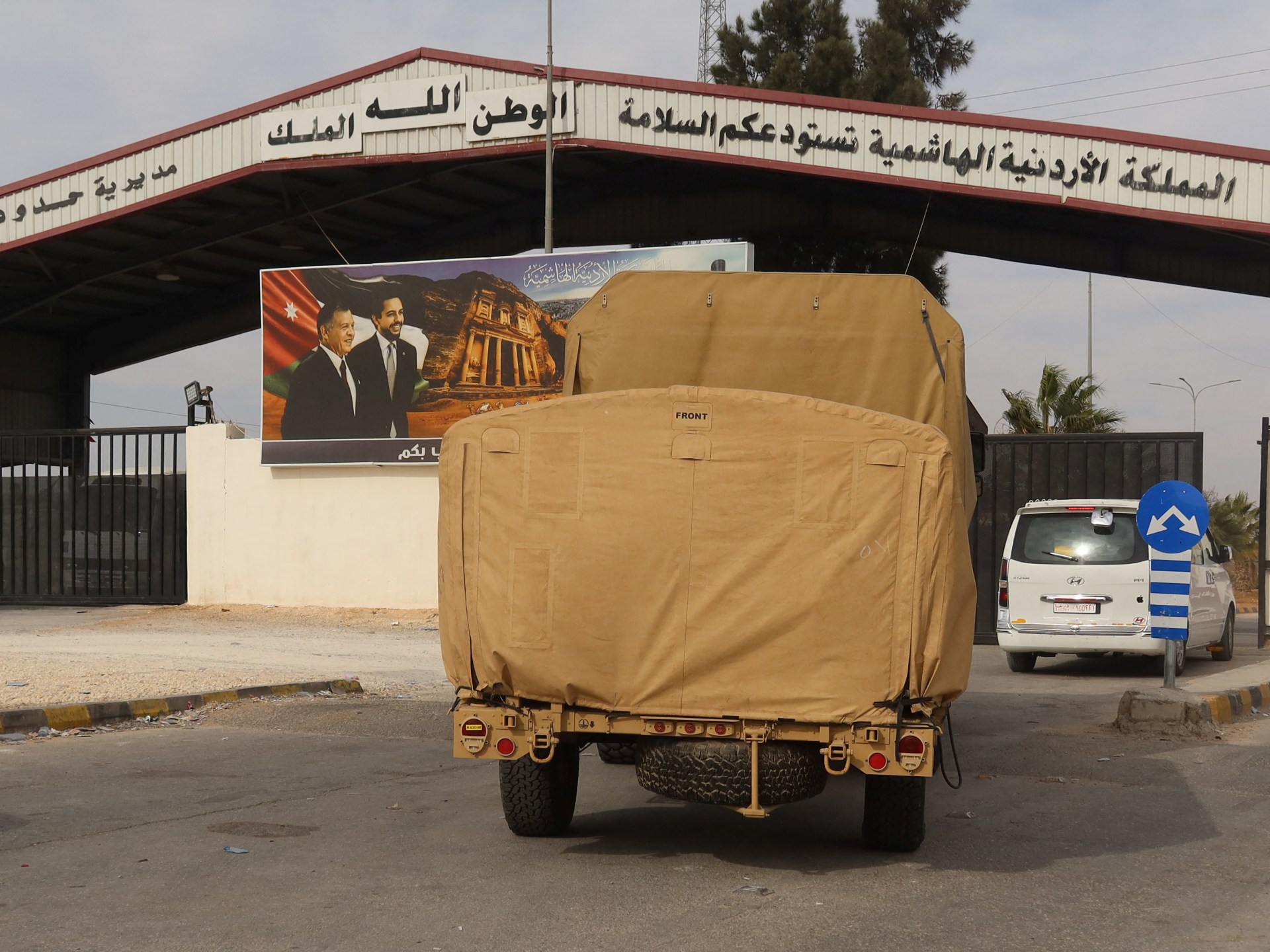 نشاط على معبر جابر بعد السماح للشاحنات بدخول سوريا