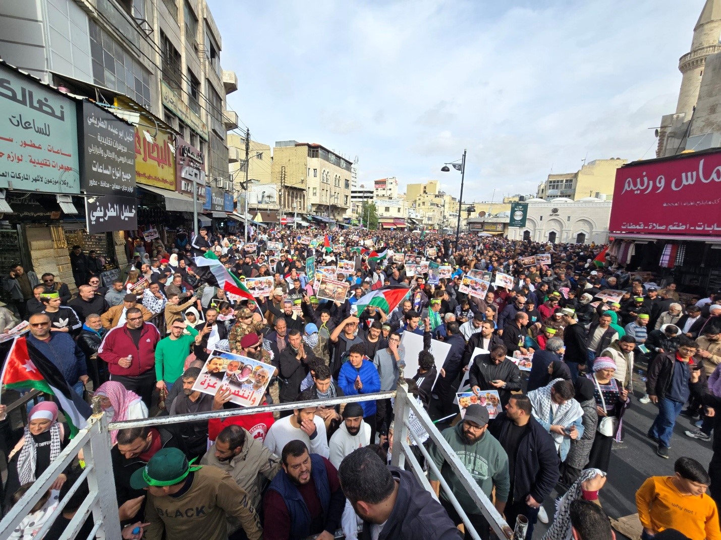 هتافات من وسط العاصمة عمّان: انتصرت غزة والمقاومة تزهر صموداً