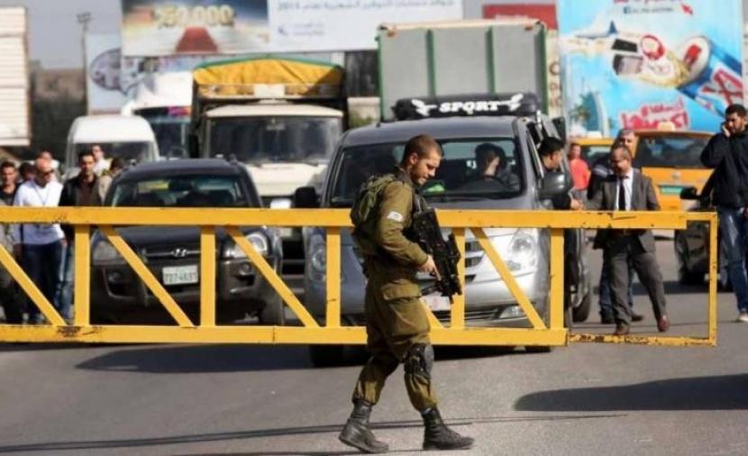 قوات الاحتلال تغلق حاجزي تياسير والحمرا العسكريين بالأغوار الشمالية